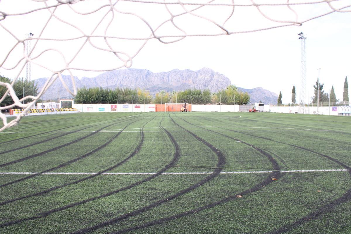El campo de fútbol de Ondara ya cuenta con nuevo césped artificial El campo de fútbol de Ondara ya cuenta con nuevo césped artificial