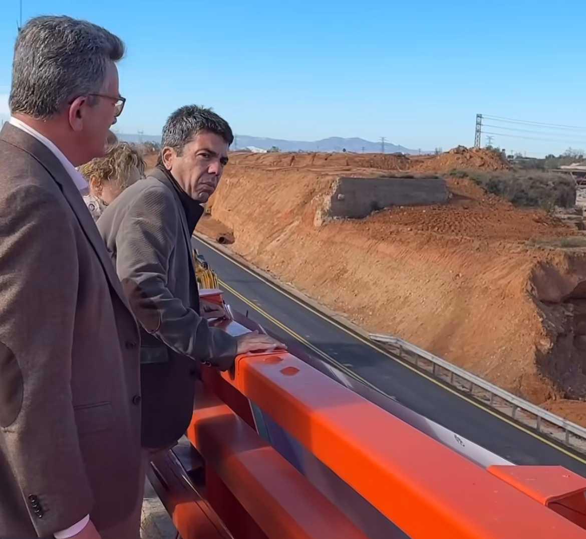 Carlos Mazón supervisa las obras exprés del vial CV-36 afectado por la DANA y reclama medidas urgentes al Gobierno central Carlos Mazón supervisa las obras exprés del vial CV-36 afectado por la DANA y reclama medidas urgentes al Gobierno central