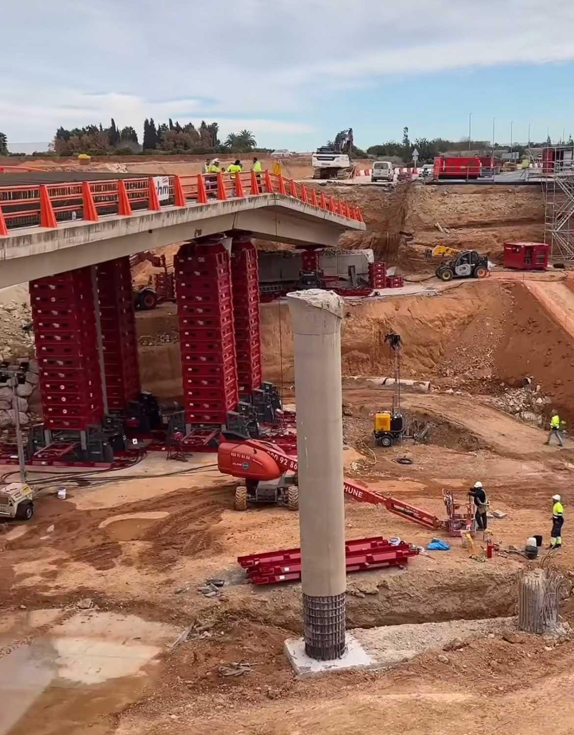 Carlos Mazón supervisa las obras exprés del vial CV-36 afectado por la DANA y reclama medidas urgentes al Gobierno central Carlos Mazón supervisa las obras exprés del vial CV-36 afectado por la DANA y reclama medidas urgentes al Gobierno central