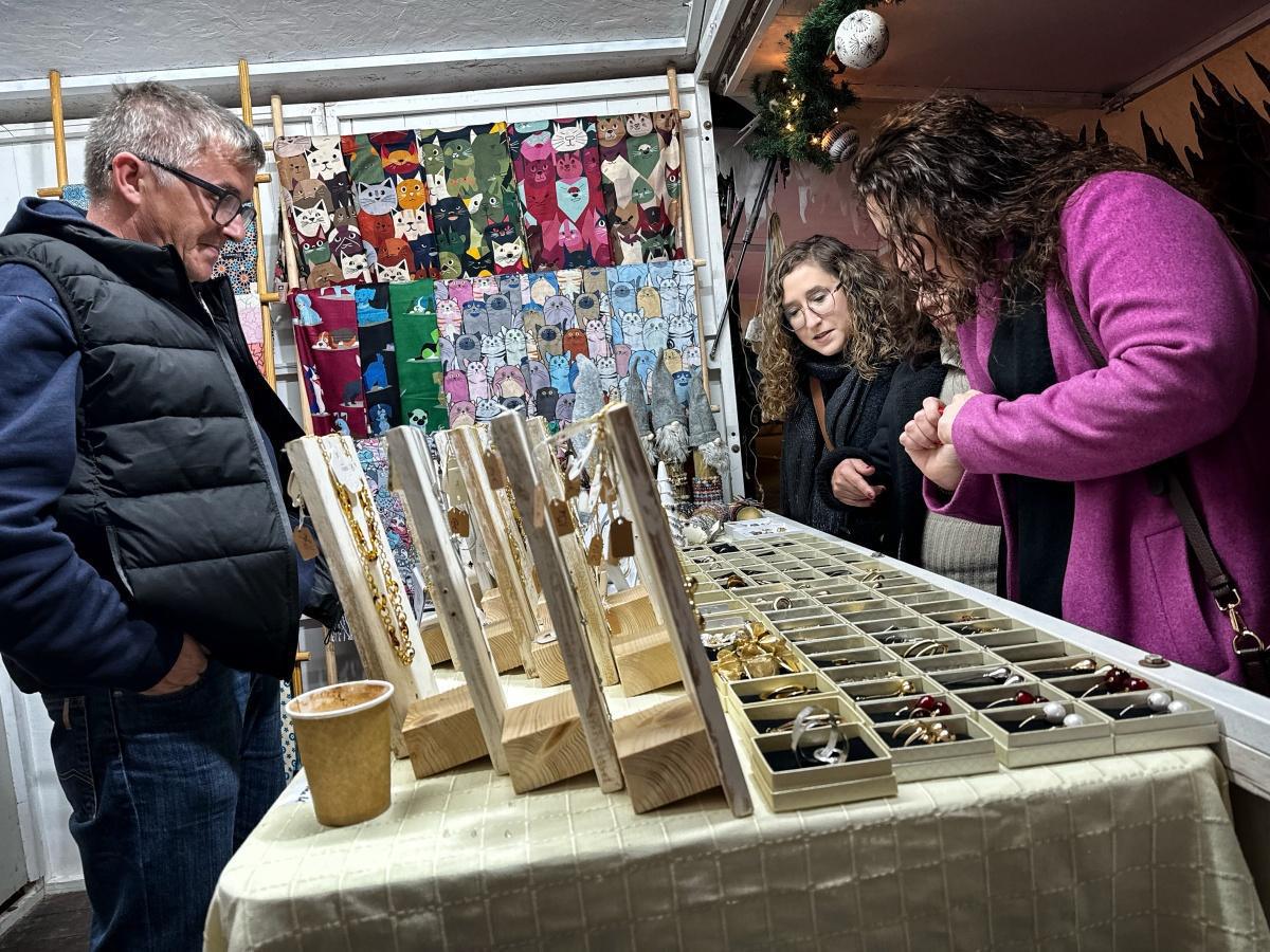El Mercado de Navidad de Dénia repleto de ambiente en el puente de la Constitución El Mercado de Navidad de Dénia repleto de ambiente en el puente de la Constitución