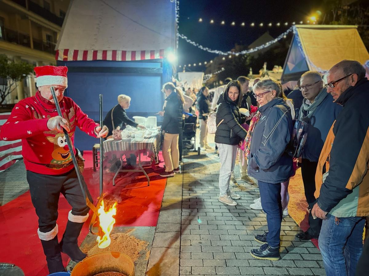 El Mercado de Navidad de Dénia repleto de ambiente en el puente de la Constitución El Mercado de Navidad de Dénia repleto de ambiente en el puente de la Constitución