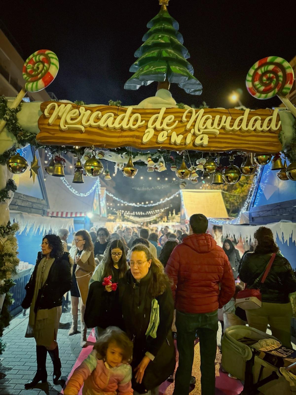 El Mercado de Navidad de Dénia repleto de ambiente en el puente de la Constitución El Mercado de Navidad de Dénia repleto de ambiente en el puente de la Constitución