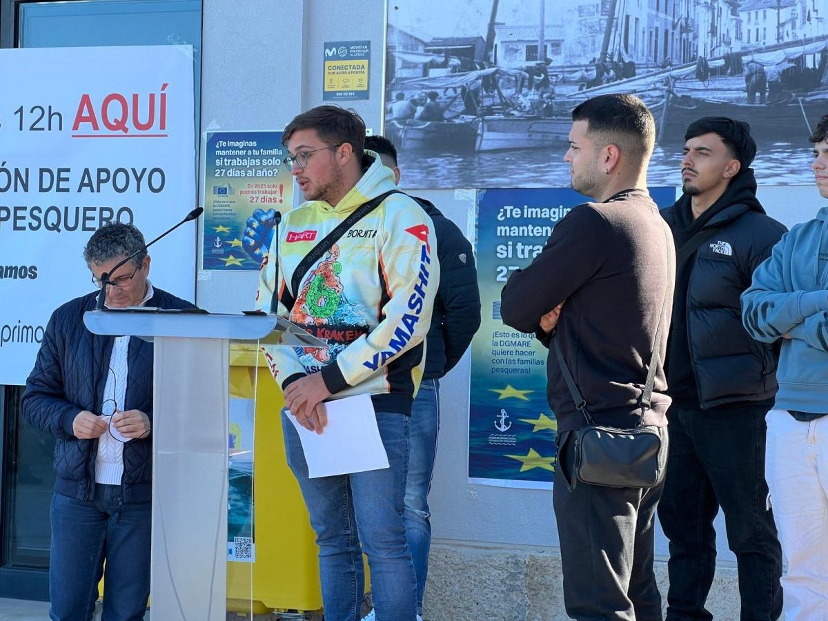 Multitudinaria concentración por los pescadores de Dénia Multitudinaria concentración por los pescadores de Dénia