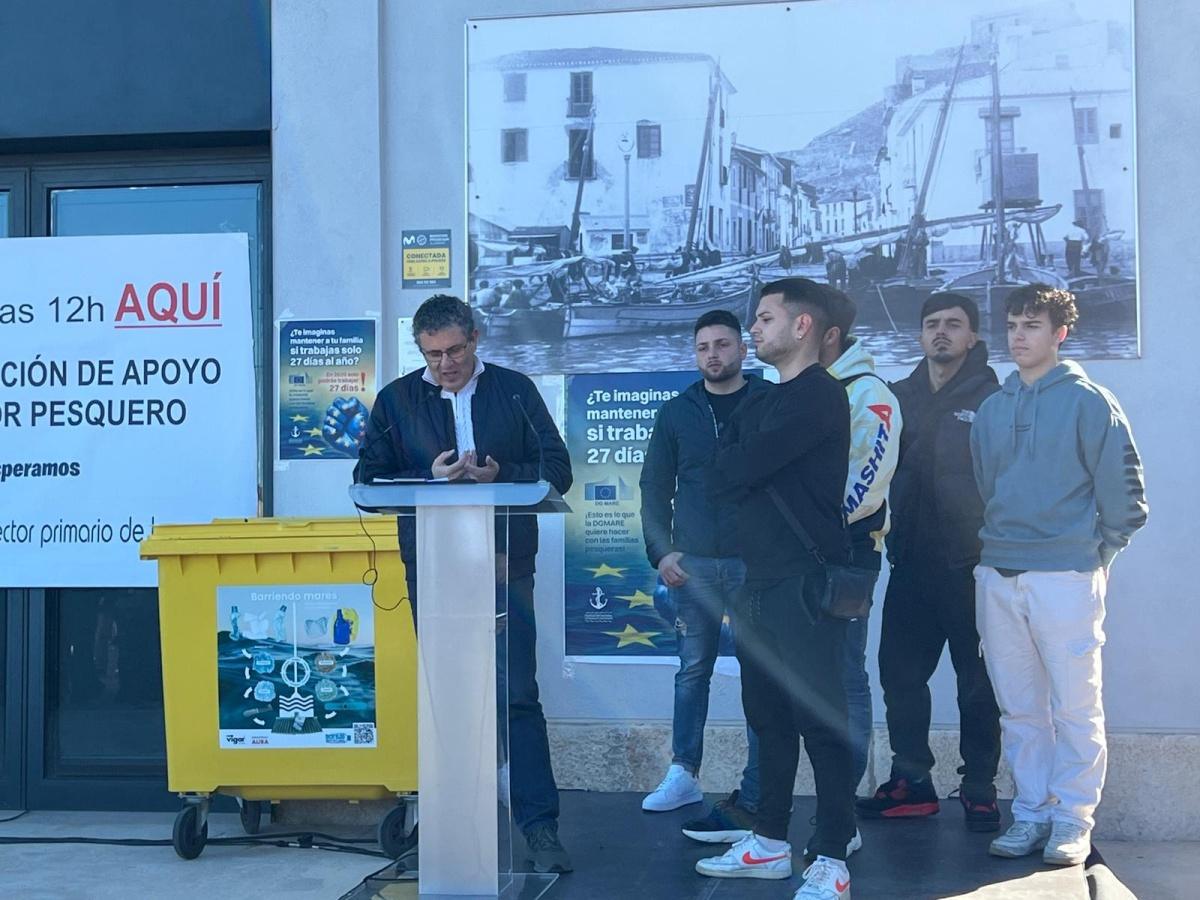 Multitudinaria concentración por los pescadores de Dénia Multitudinaria concentración por los pescadores de Dénia