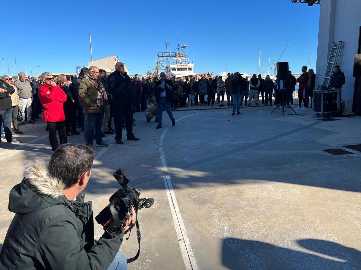 Multitudinaria concentración por los pescadores de Dénia Multitudinaria concentración por los pescadores de Dénia