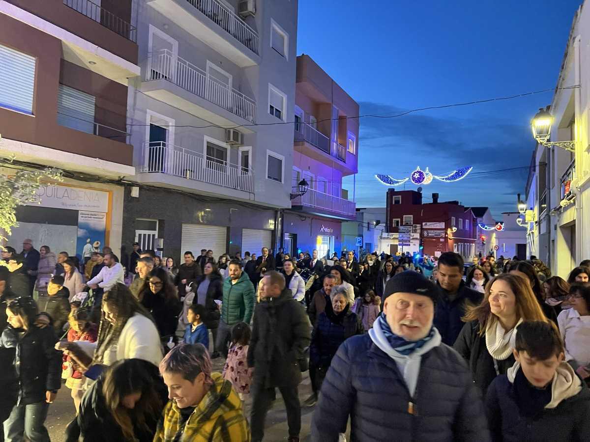 Gran éxito del Desfile de los Reyes Magos en Els Poblets, con asistencia masiva de niños y un espectacular cierre de fuegos artificiales Gran éxito del Desfile de los Reyes Magos en Els Poblets, con asistencia masiva de niños y un espectacular cierre de fuegos artificiales