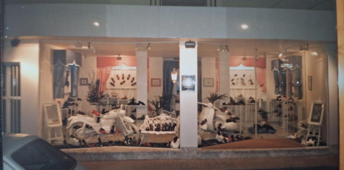 El Mundo del Bebé de Dénia, un emblema de las tiendas de barrio, baja la persiana El Mundo del Bebé de Dénia, un emblema de las tiendas de barrio, baja la persiana