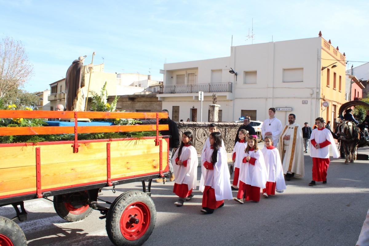 Más de 250 animales han participado en la festividad de San Antonio en Ondara
