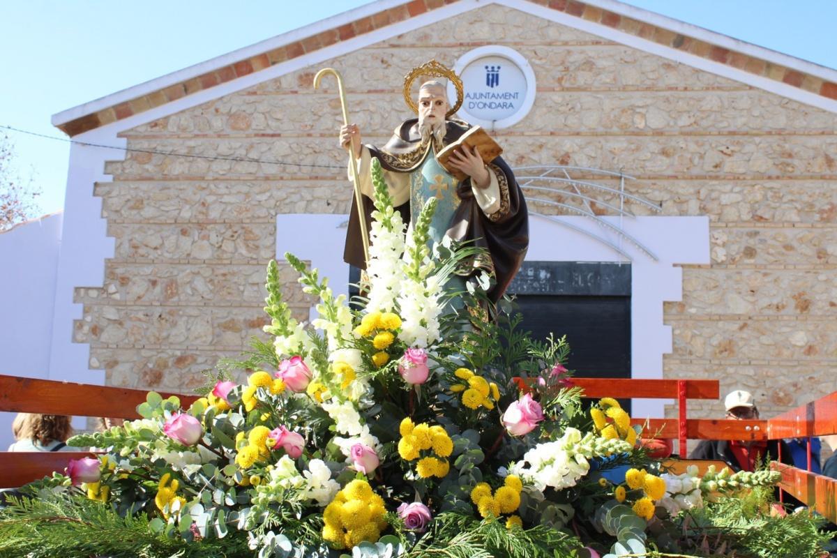 Más de 250 animales han participado en la festividad de San Antonio en Ondara