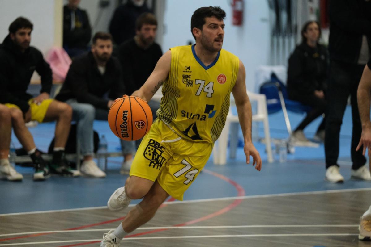 Las eliminaciones de Dani Pérez y Richard García fueron aprovechadas por los murcianos para ganar al Dénia Bàsquet Las eliminaciones de Dani Pérez y Richard García fueron aprovechadas por los murcianos para ganar al Dénia Bàsquet