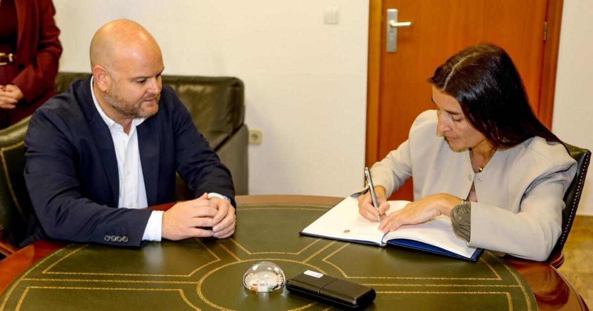 La consellera Ruth Merino visita Teulada para anunciar la renovación del centro de extensión de TDT 