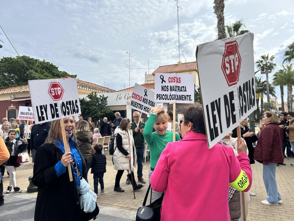 Alrededor de 300 personas se manifiestan contra la Ley de Costas para proteger sus casas Alrededor de 300 personas se manifiestan contra la Ley de Costas para proteger sus casas