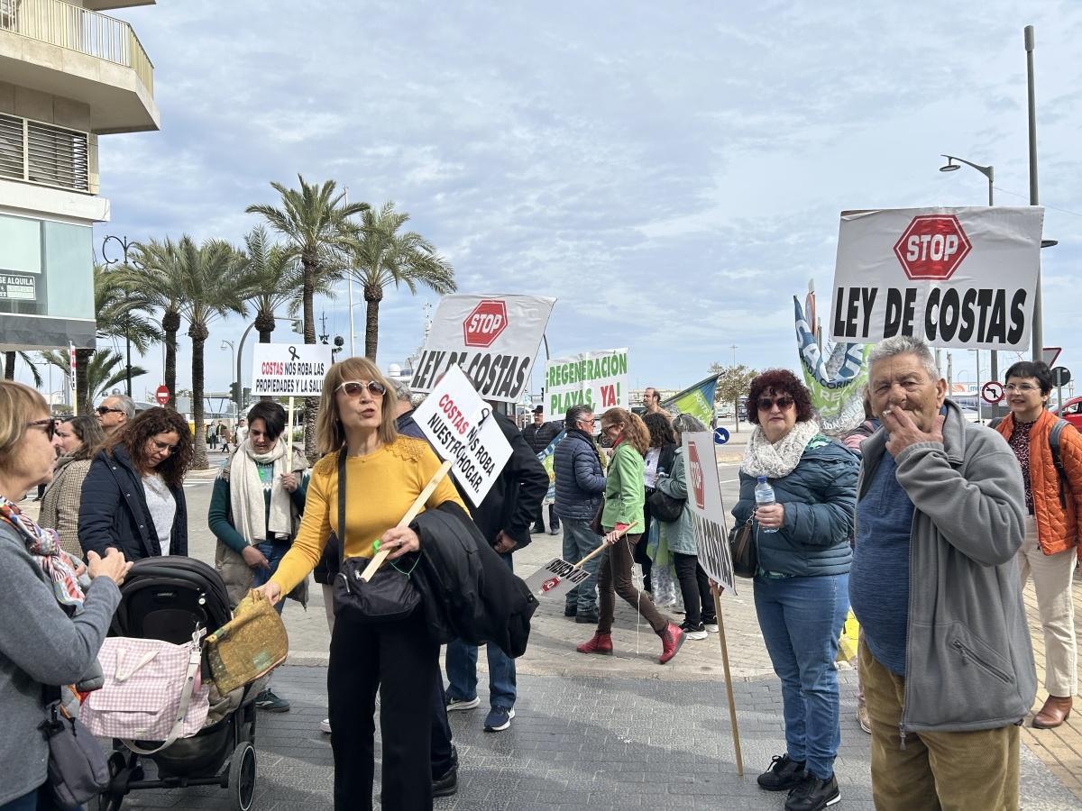 Alrededor de 300 personas se manifiestan contra la Ley de Costas para proteger sus casas