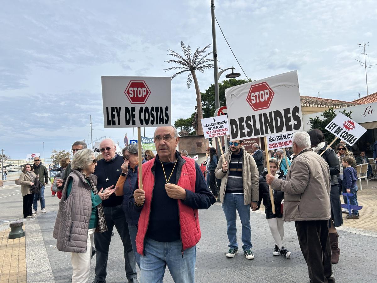 Alrededor de 300 personas se manifiestan contra la Ley de Costas para proteger sus casas