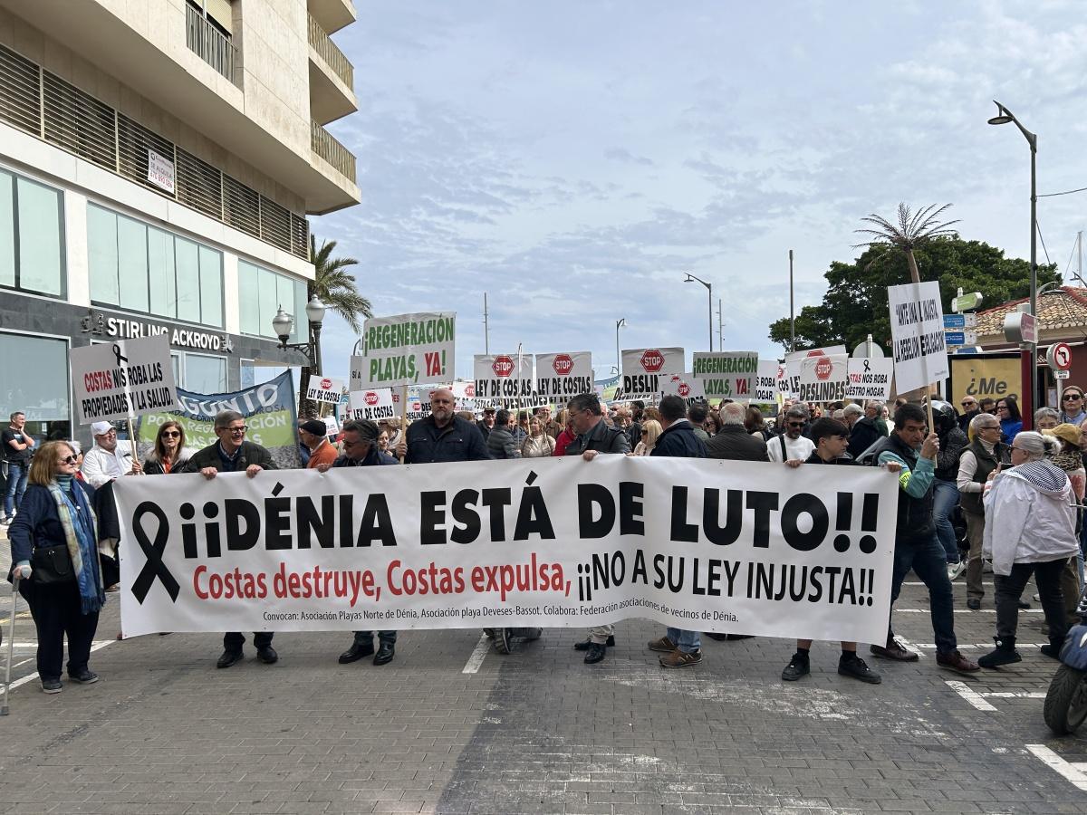 Alrededor de 300 personas se manifiestan contra la Ley de Costas para proteger sus casas