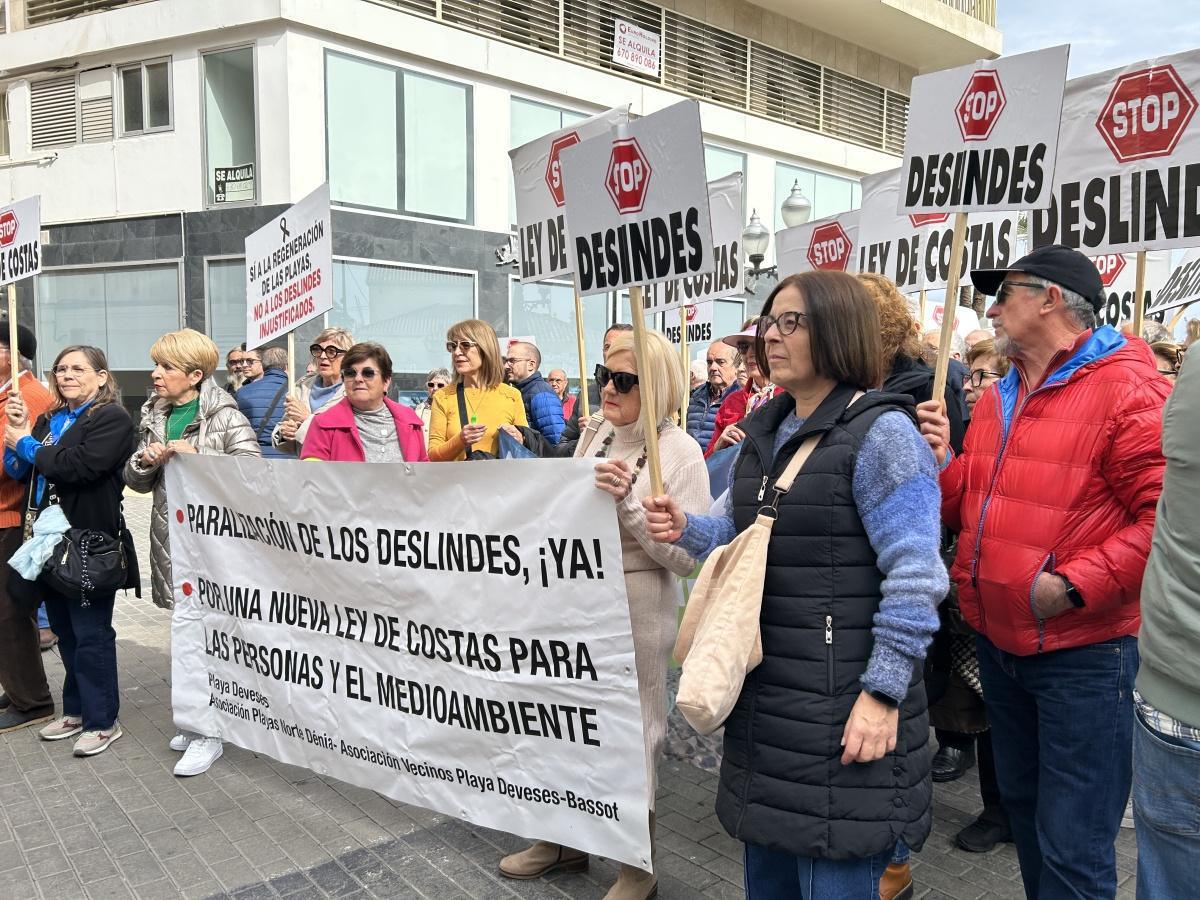 Alrededor de 300 personas se manifiestan contra la Ley de Costas para proteger sus casas Alrededor de 300 personas se manifiestan contra la Ley de Costas para proteger sus casas
