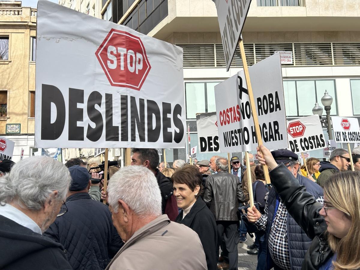 Alrededor de 300 personas se manifiestan contra la Ley de Costas para proteger sus casas
