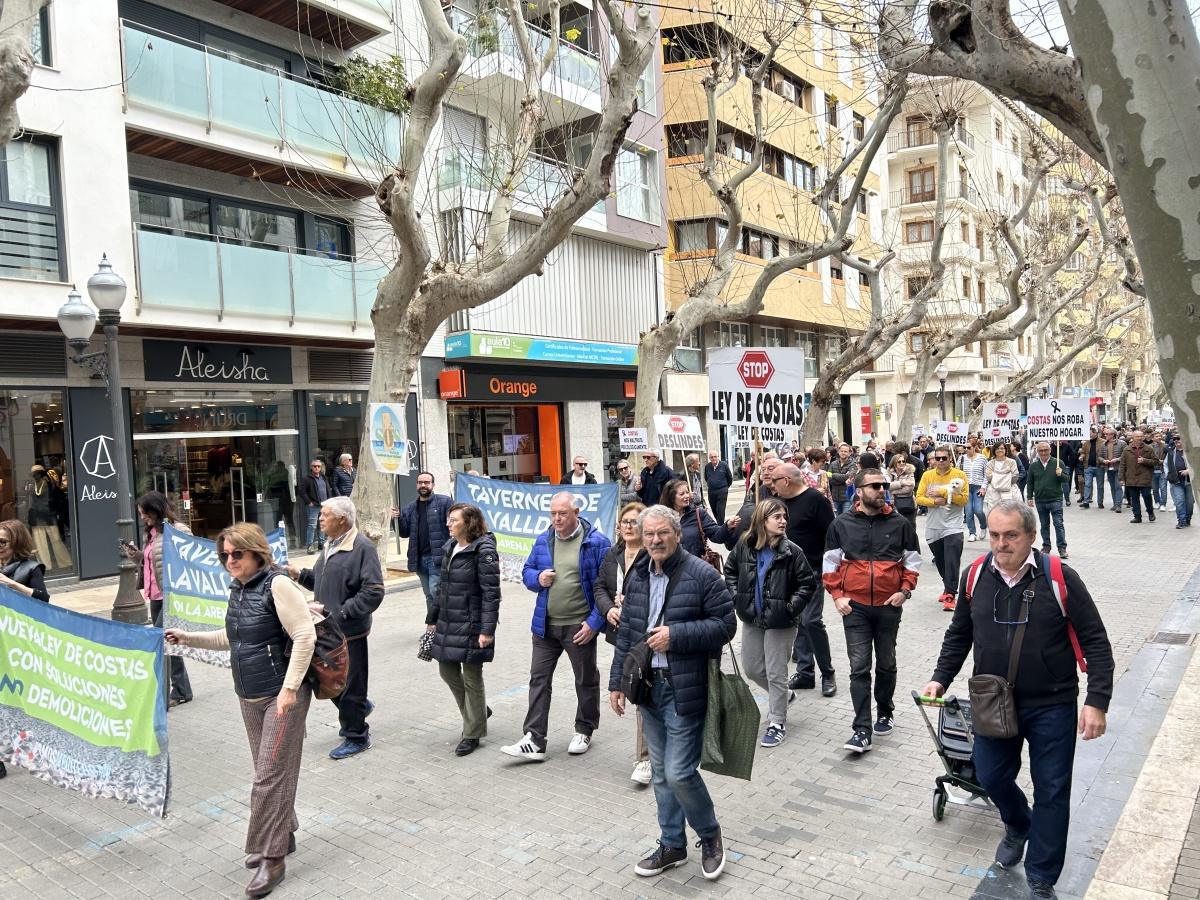 Alrededor de 300 personas se manifiestan contra la Ley de Costas para proteger sus casas