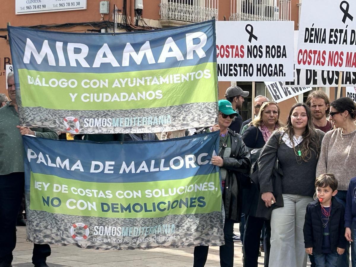 Alrededor de 300 personas se manifiestan contra la Ley de Costas para proteger sus casas Alrededor de 300 personas se manifiestan contra la Ley de Costas para proteger sus casas