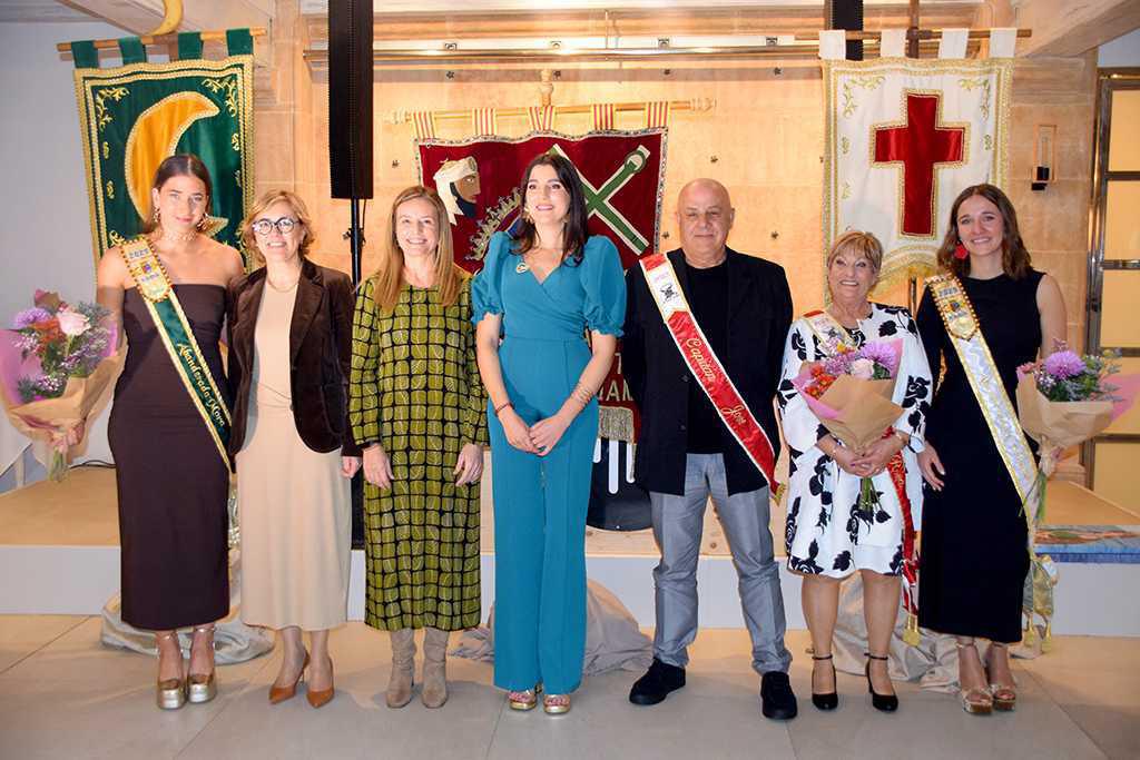 Rosa M. Zamora y José Leal son los Capitanes de la Filà Pirates de Sant Jaume de Xàbia Rosa M. Zamora y José Leal son los Capitanes de la Filà Pirates de Sant Jaume de Xàbia