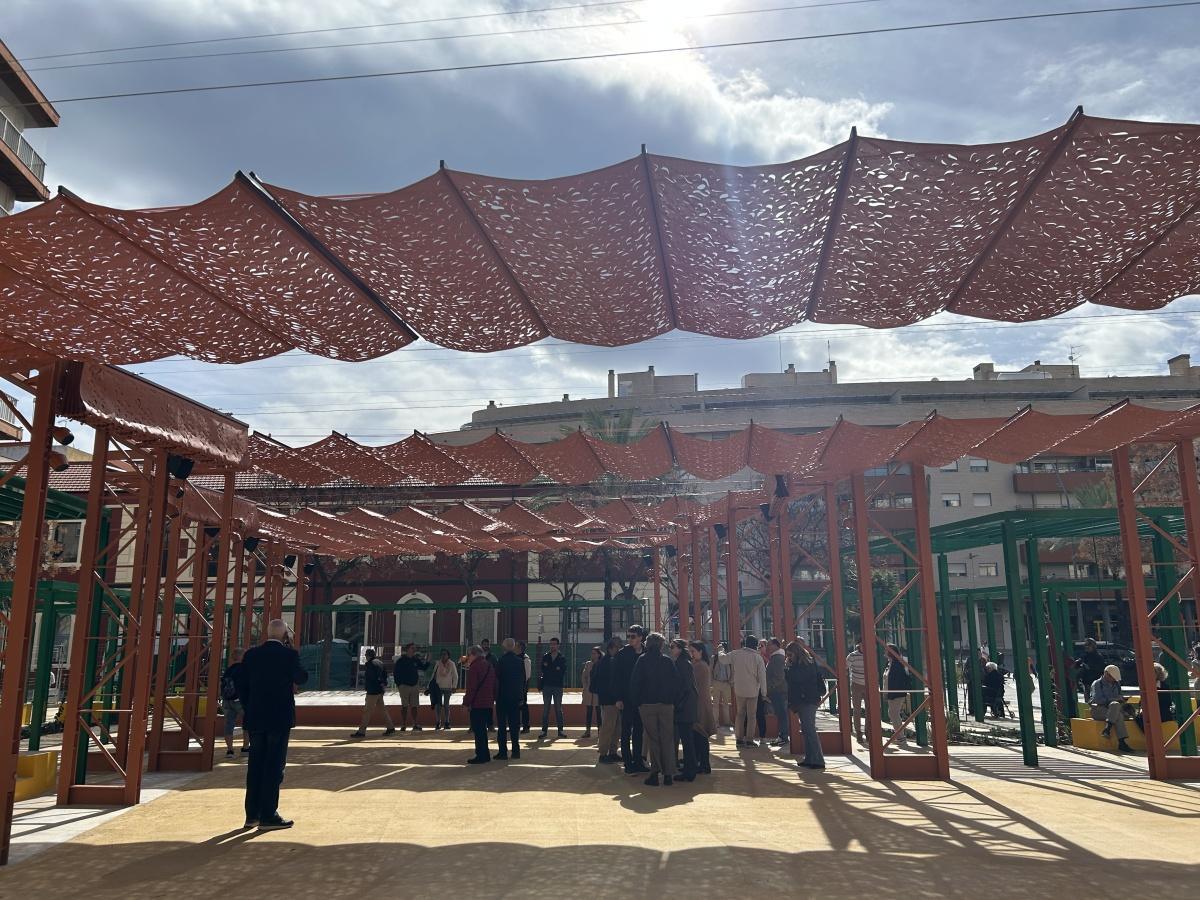 Queda inaugurada la controvertida plaza Maria Hervàs de Dénia