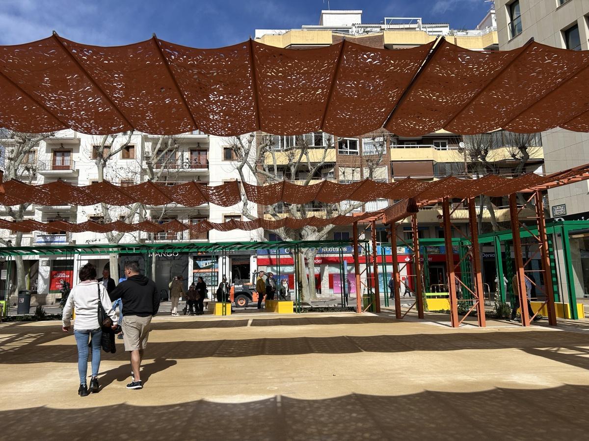 Queda inaugurada la controvertida plaza Maria Hervàs de Dénia