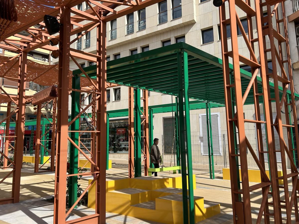 Queda inaugurada la controvertida plaza Maria Hervàs de Dénia