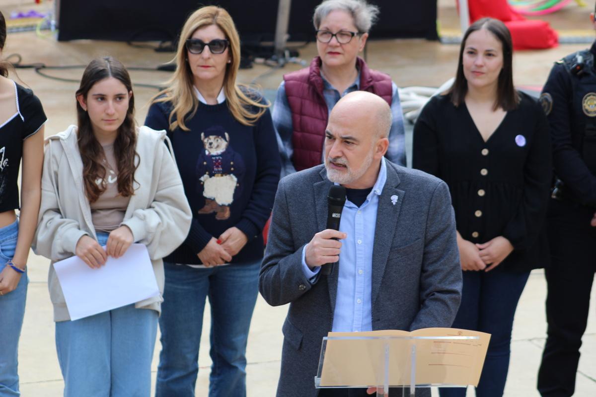Tributo a la mujer limpiadora en un 8M cargado de simbolismo en Dénia Tributo a la mujer limpiadora en un 8M cargado de simbolismo en Dénia