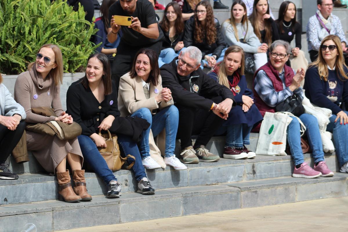 Tributo a la mujer limpiadora en un 8M cargado de simbolismo en Dénia