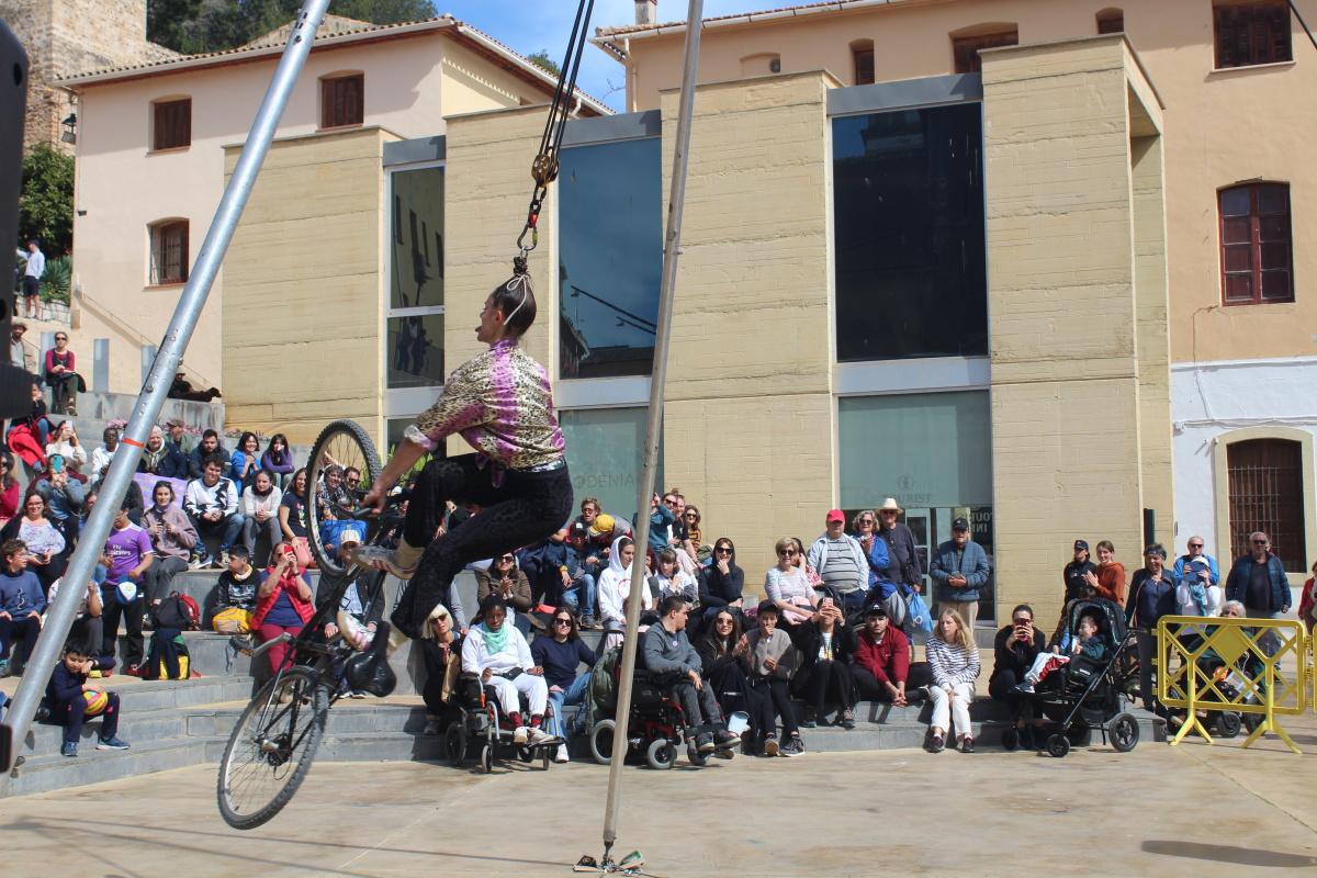Tributo a la mujer limpiadora en un 8M cargado de simbolismo en Dénia Tributo a la mujer limpiadora en un 8M cargado de simbolismo en Dénia