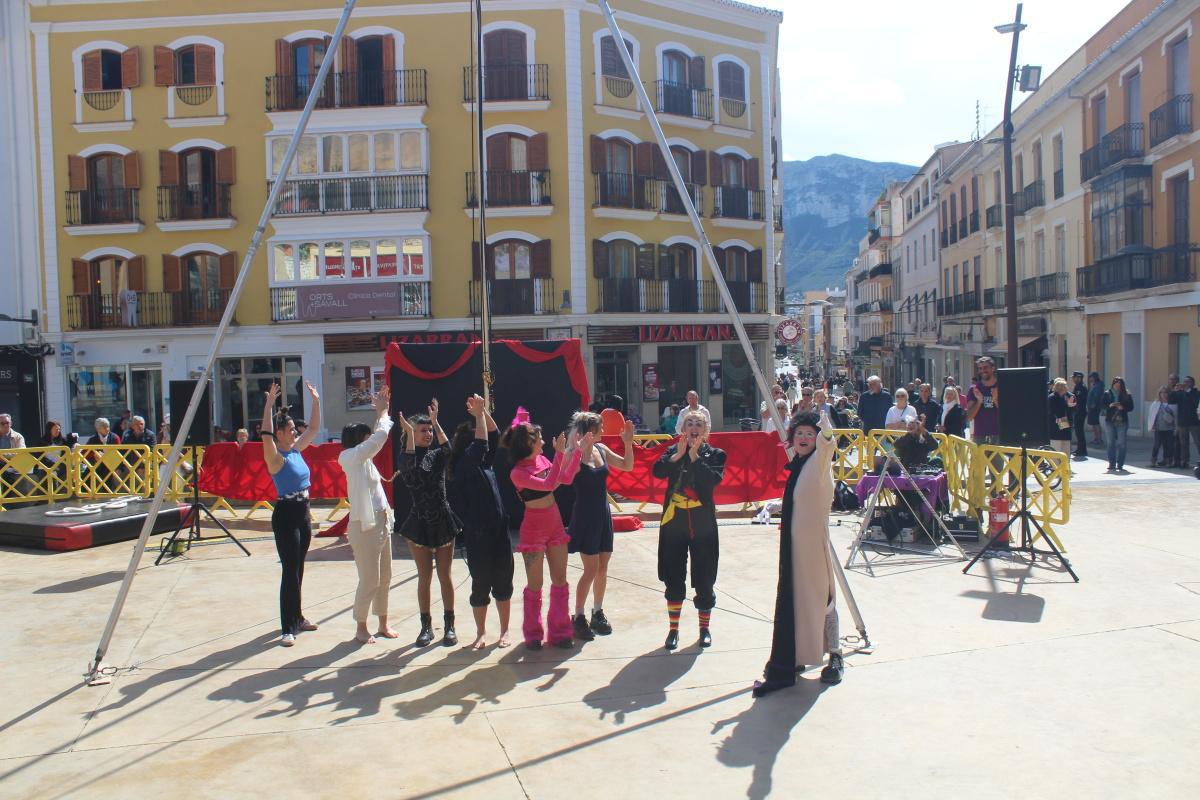 Tributo a la mujer limpiadora en un 8M cargado de simbolismo en Dénia