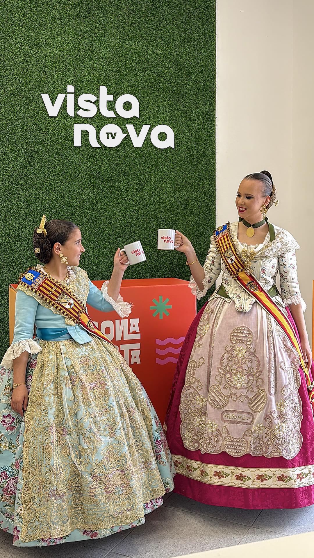 Las falleras mayores y el presidente de la Junta Local Fallera de Dénia visitan Vistanova