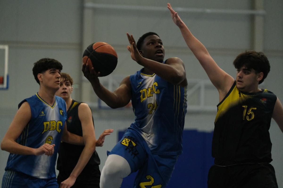 Dénia Báquet se adelanta al Senior Femenino Autonómico y Masculino 1º Zonal Dénia Báquet se adelanta al Senior Femenino Autonómico y Masculino 1º Zonal