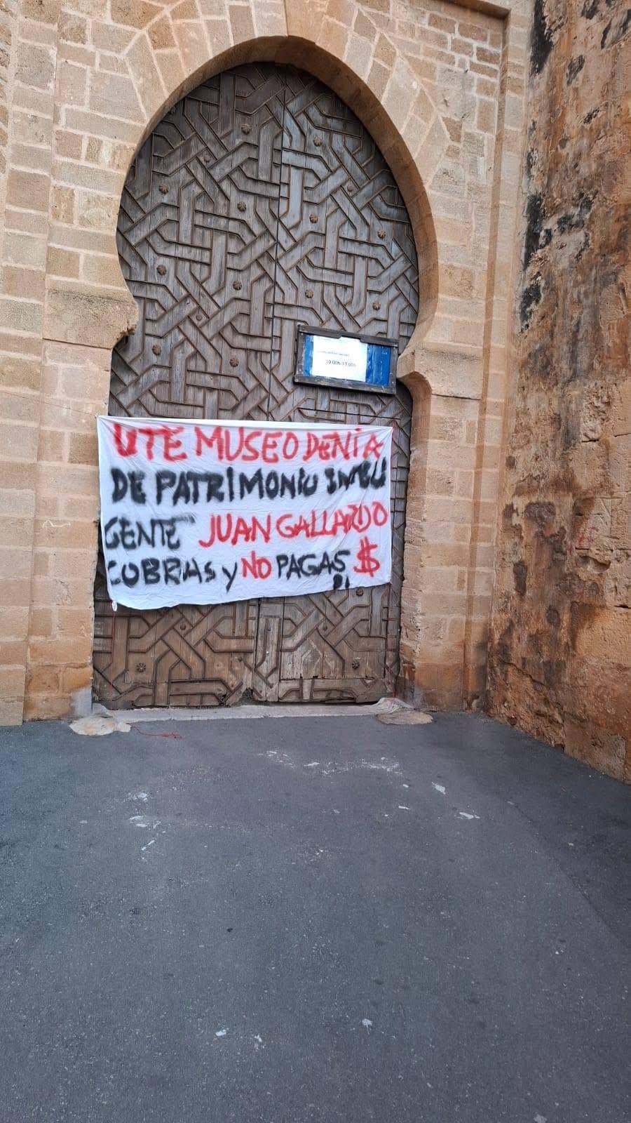 Aparecen carteles en el Castillo de Dénia denunciando impagos por parte de la UTE adjudicataria de la renovación museística