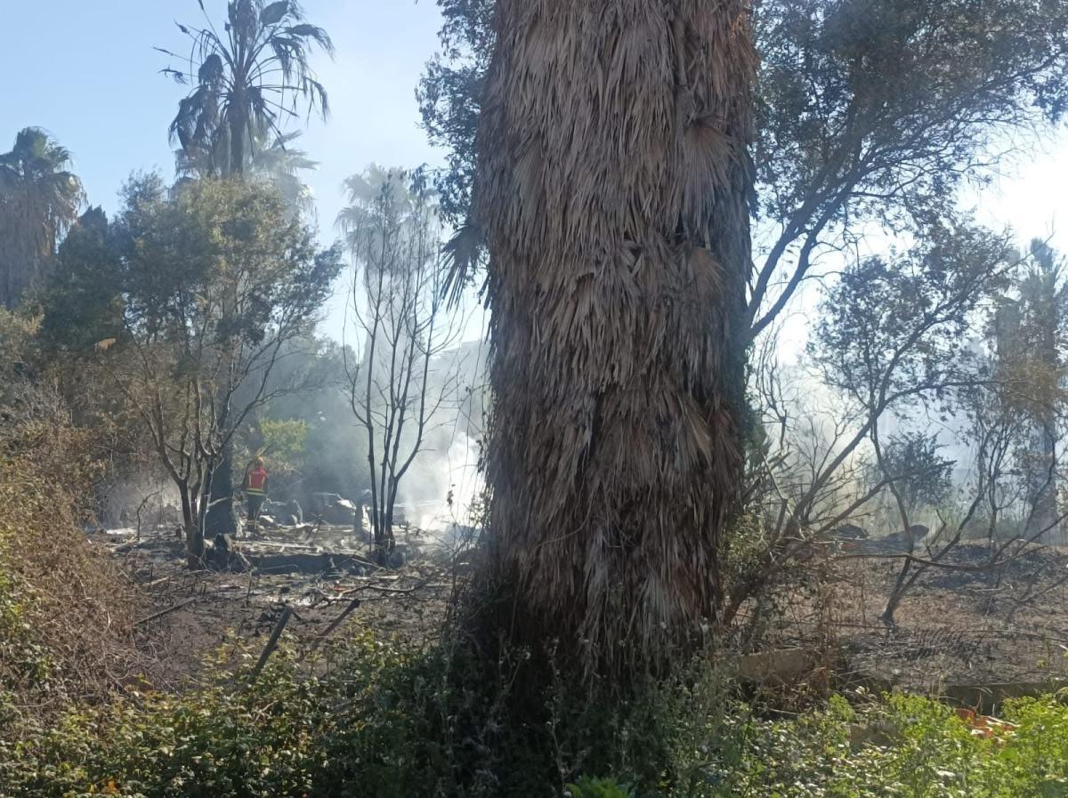 Extinguido un incendio de vegetación junto al polideportivo sin daños personales ni materiales Extinguido un incendio de vegetación junto al polideportivo sin daños personales ni materiales