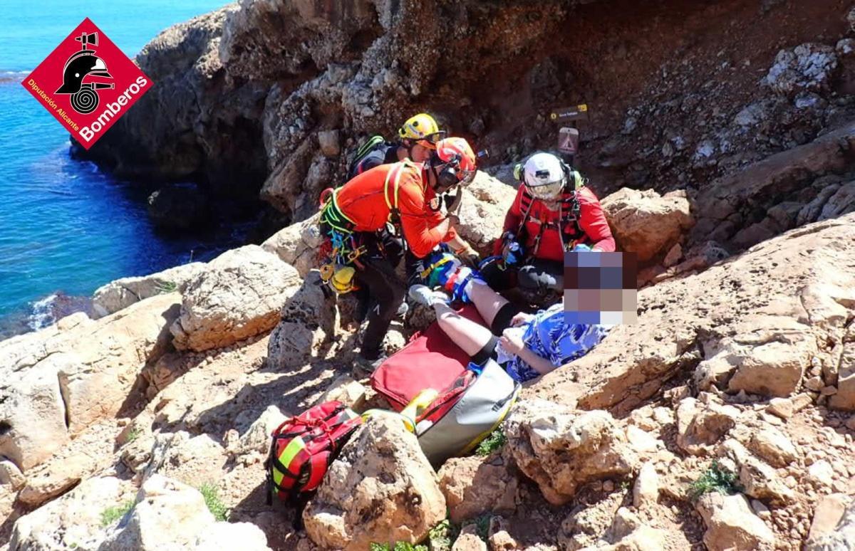 Rescatada en helicóptero en la Cova Tallada en Dénia Rescatada en helicóptero en la Cova Tallada en Dénia