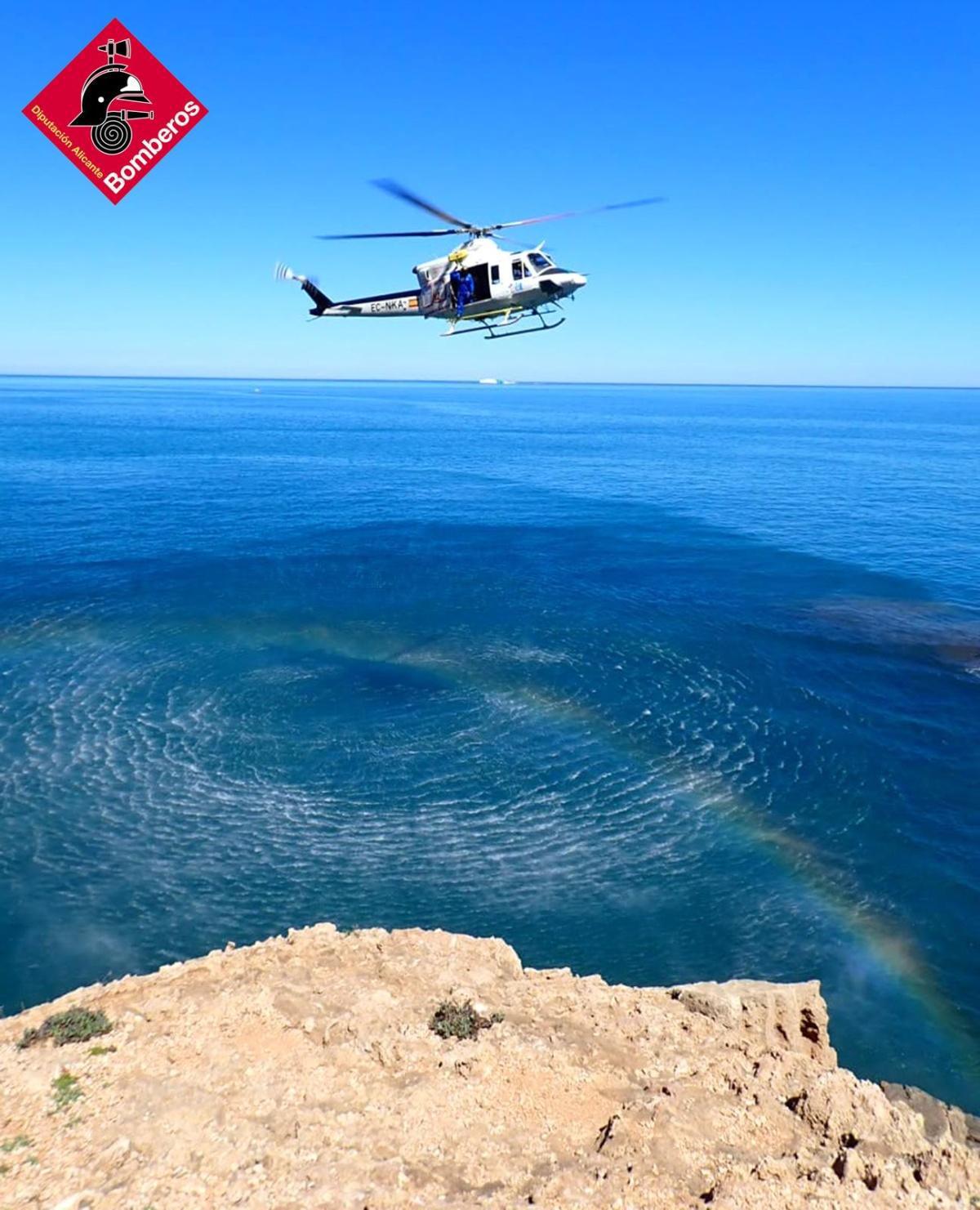 Rescatada en helicóptero en la Cova Tallada en Dénia Rescatada en helicóptero en la Cova Tallada en Dénia