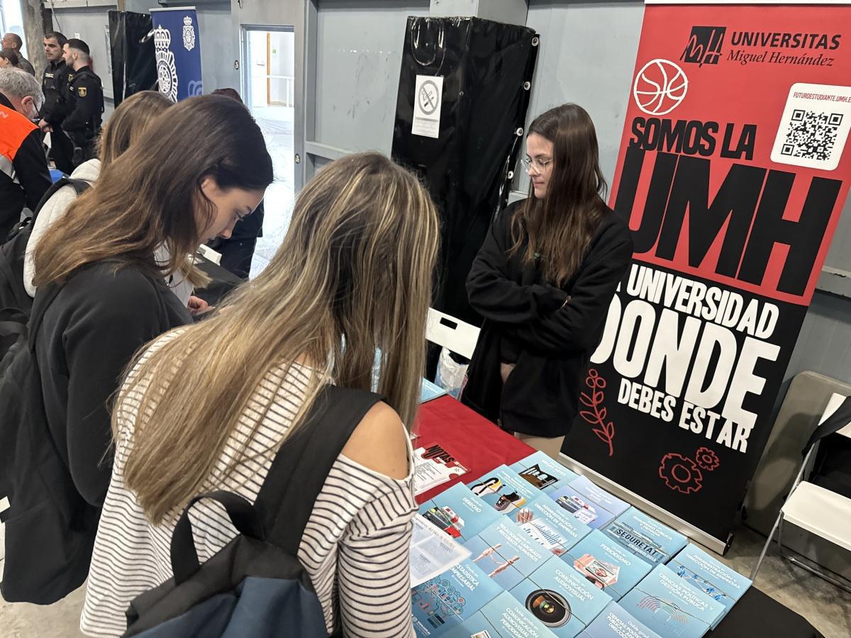 "Orienta't" deja ver como la Inteligencia Artificial emerge entre las profesiones de futuro "Orienta't" deja ver como la Inteligencia Artificial emerge entre las profesiones de futuro