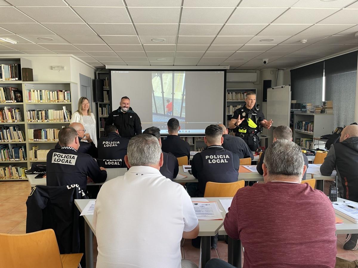 Benitatxell forma a todos sus agentes de policía para el uso de dispositivos eléctricos de control Benitatxell forma a todos sus agentes de policía para el uso de dispositivos eléctricos de control