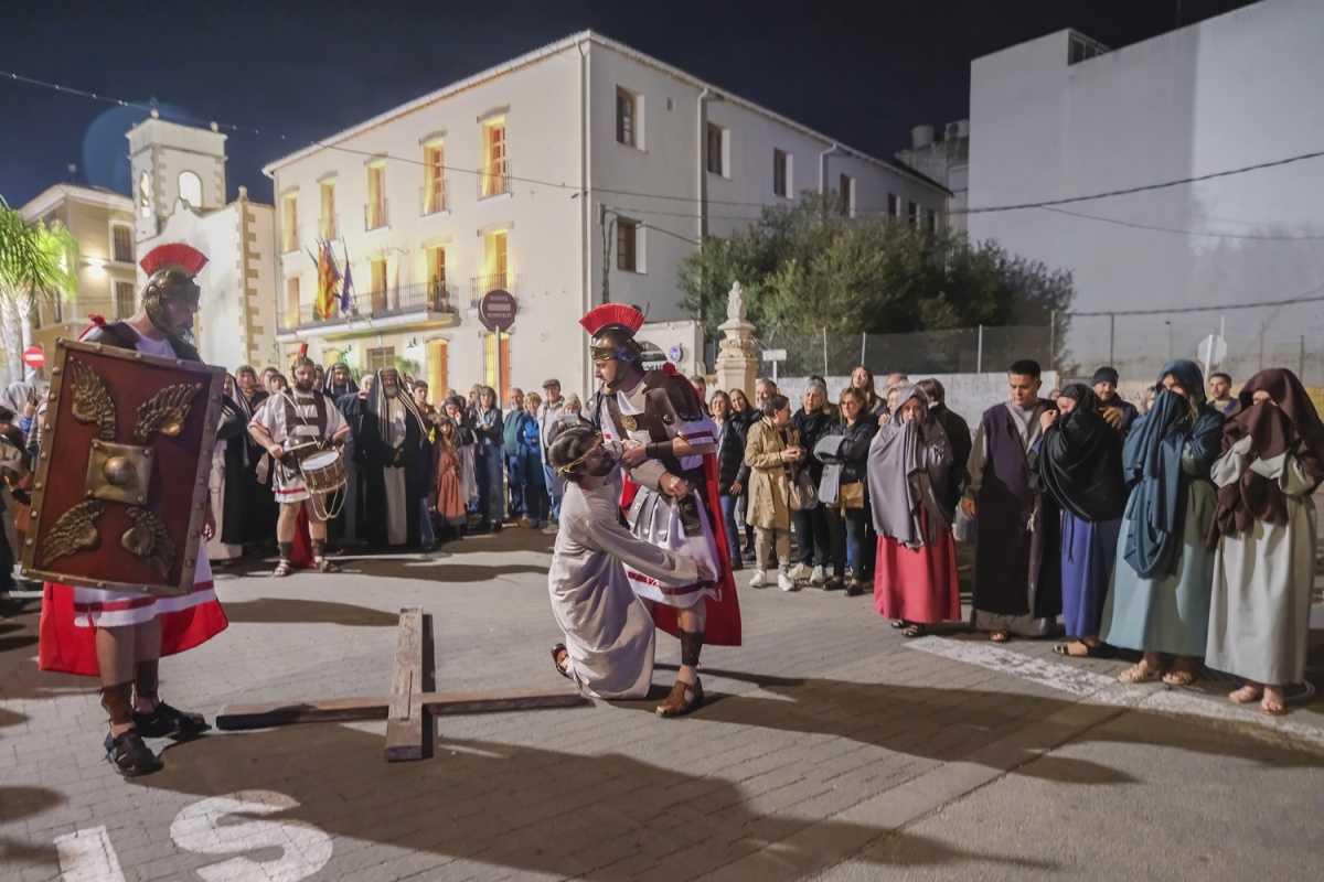 Más de un millar de personas presencian la magnífica escenificación de La Pasión de Ondara Más de un millar de personas presencian la magnífica escenificación de La Pasión de Ondara