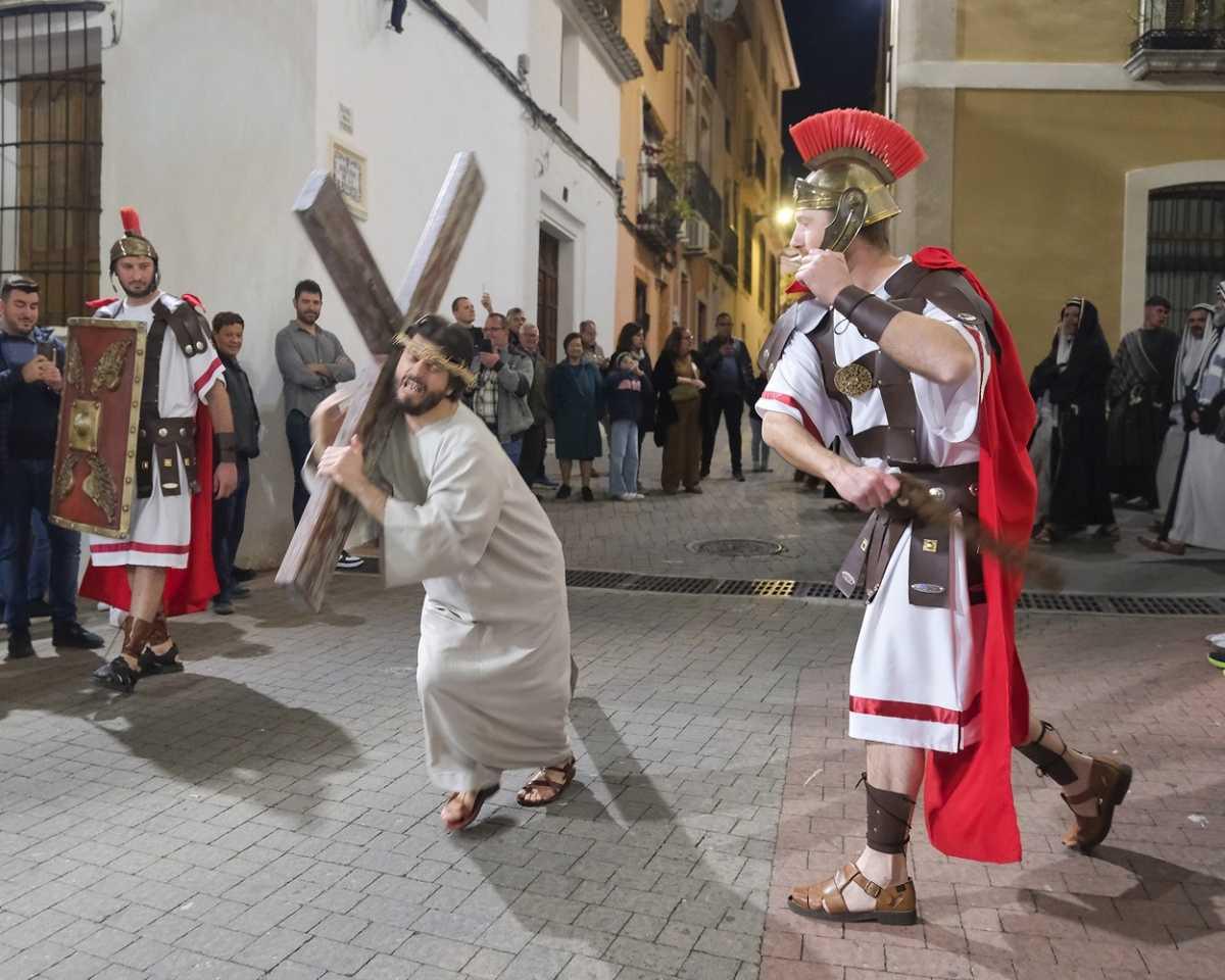 Más de un millar de personas presencian la magnífica escenificación de La Pasión de Ondara Más de un millar de personas presencian la magnífica escenificación de La Pasión de Ondara
