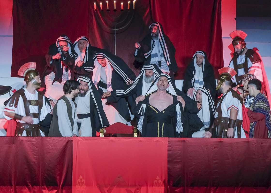 Más de un millar de personas presencian la magnífica escenificación de La Pasión de Ondara Más de un millar de personas presencian la magnífica escenificación de La Pasión de Ondara