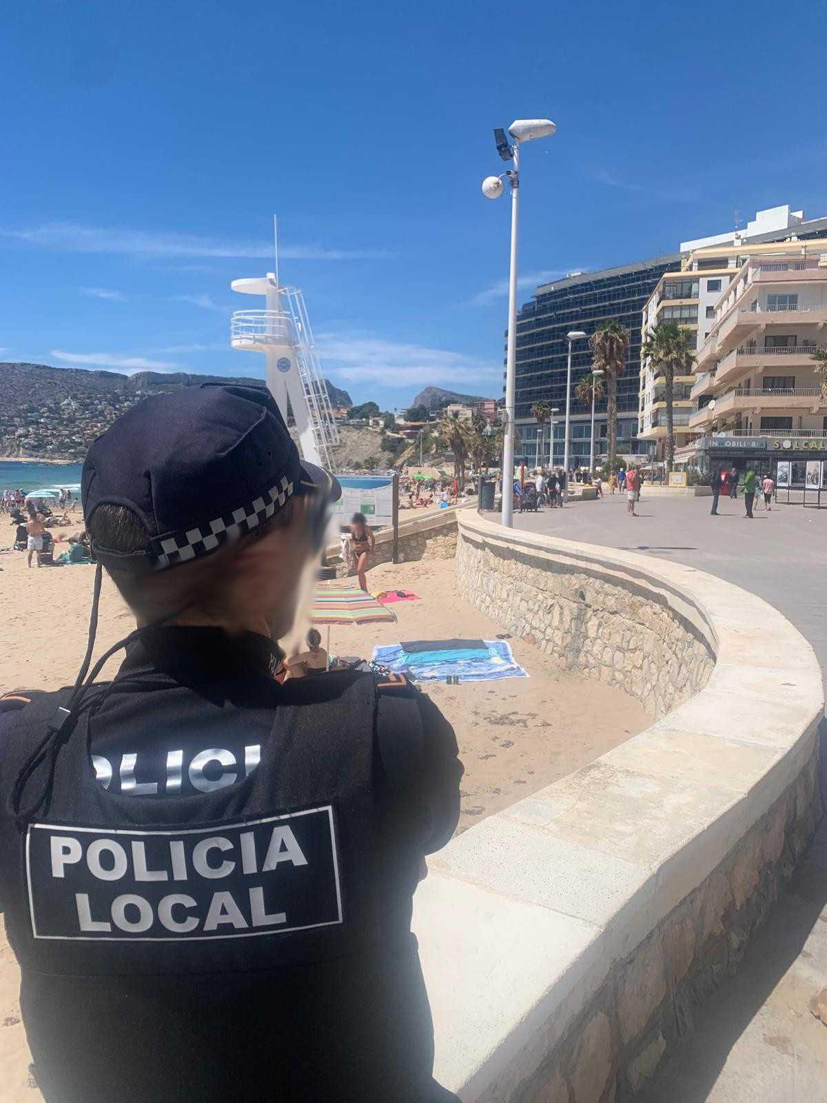 25 agentes intervienen en una operación contra la venta ambulante ilegal en Calp