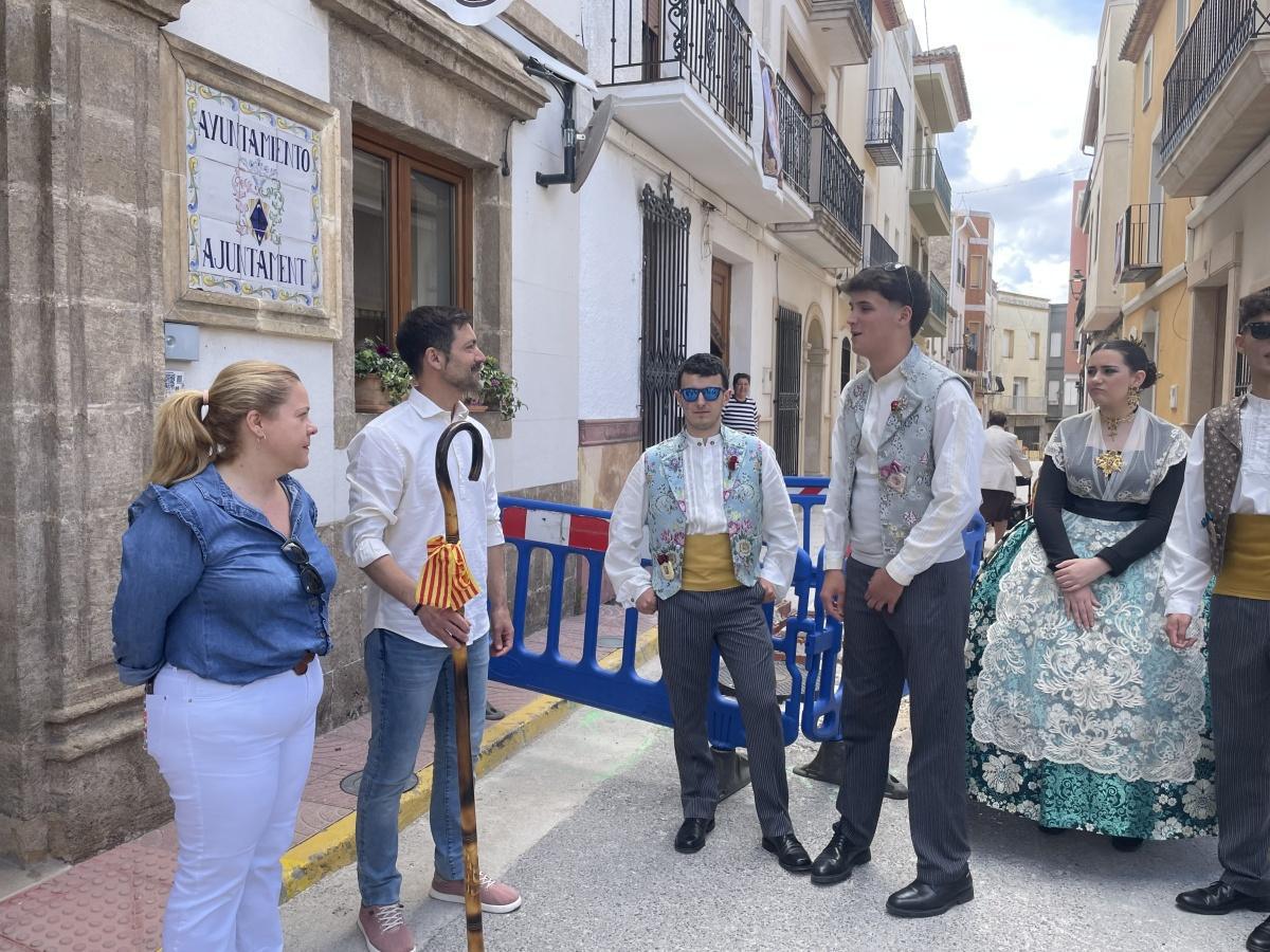 Los alcaldes San Pancracio de Benitatxell ordenan llevar un sombrero de paja y zapatillas de playa