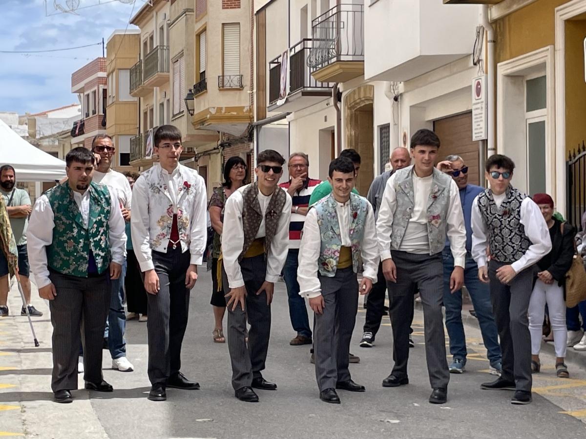 Los alcaldes San Pancracio de Benitatxell ordenan llevar un sombrero de paja y zapatillas de playa
