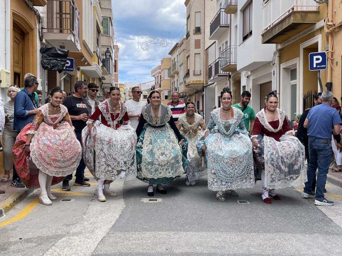 Los alcaldes San Pancracio de Benitatxell ordenan llevar un sombrero de paja y zapatillas de playa