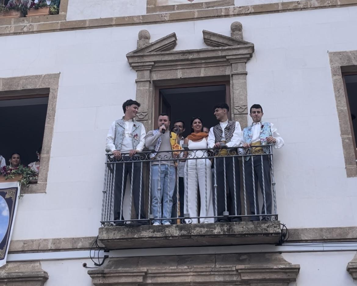Los alcaldes San Pancracio de Benitatxell ordenan llevar un sombrero de paja y zapatillas de playa