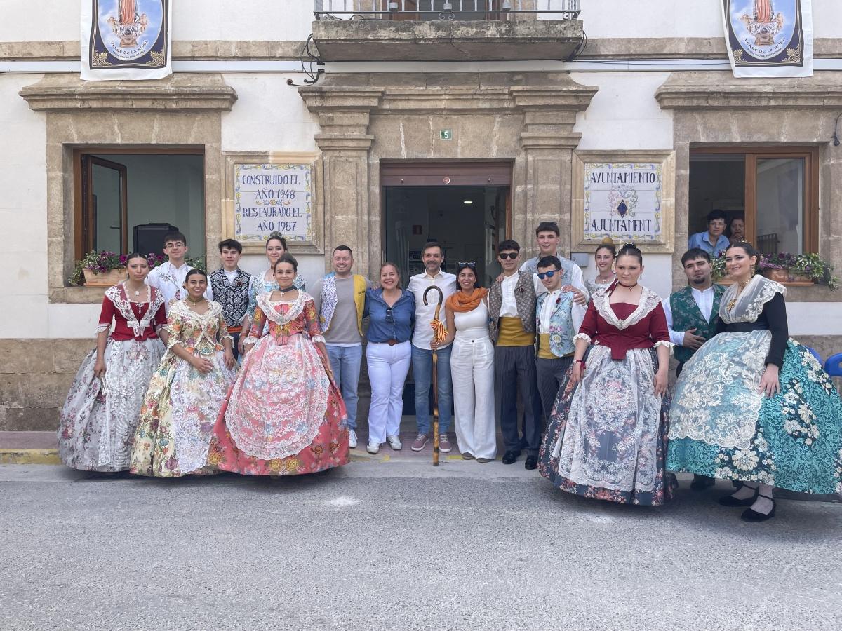 Los alcaldes San Pancracio de Benitatxell ordenan llevar un sombrero de paja y zapatillas de playa