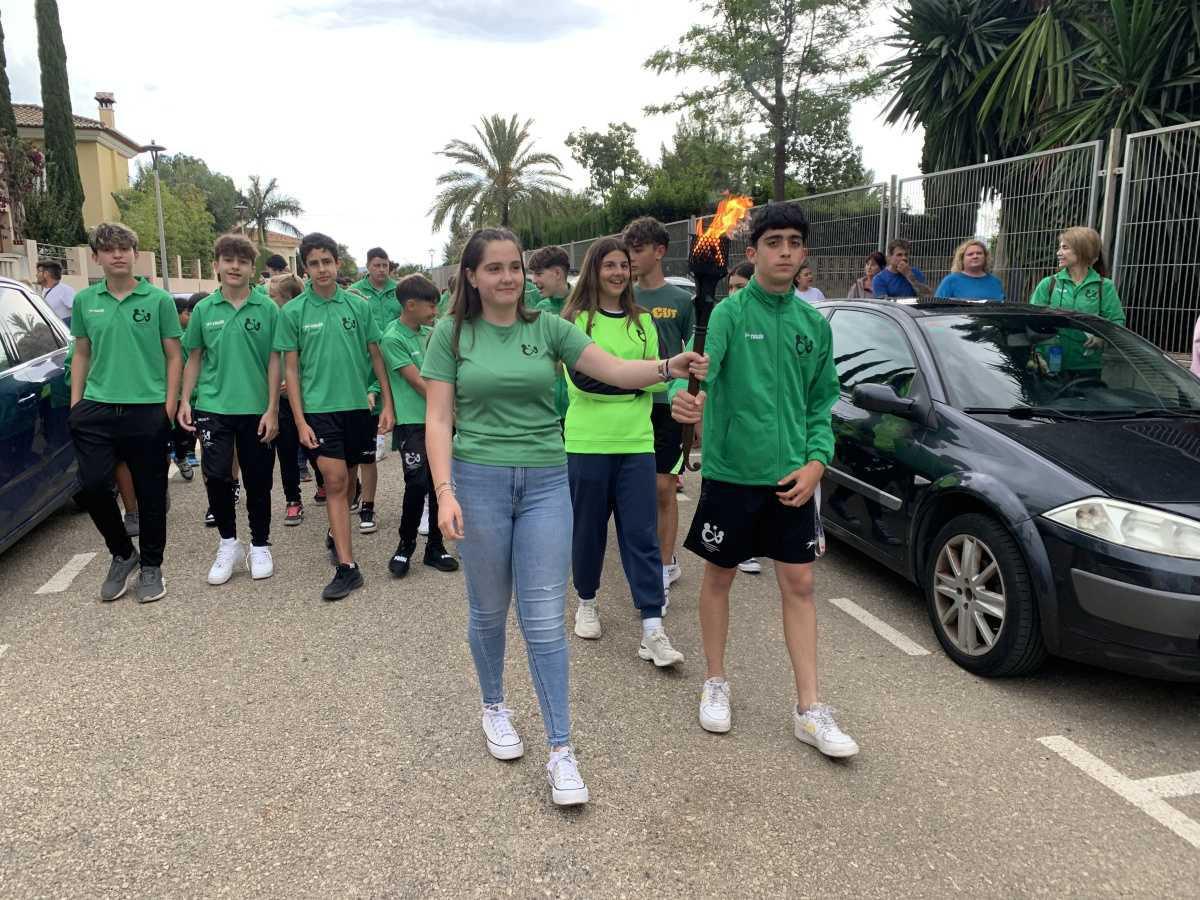 Els joves esportistes del Verger reben la Torxa Olímpica dels Minijocs 