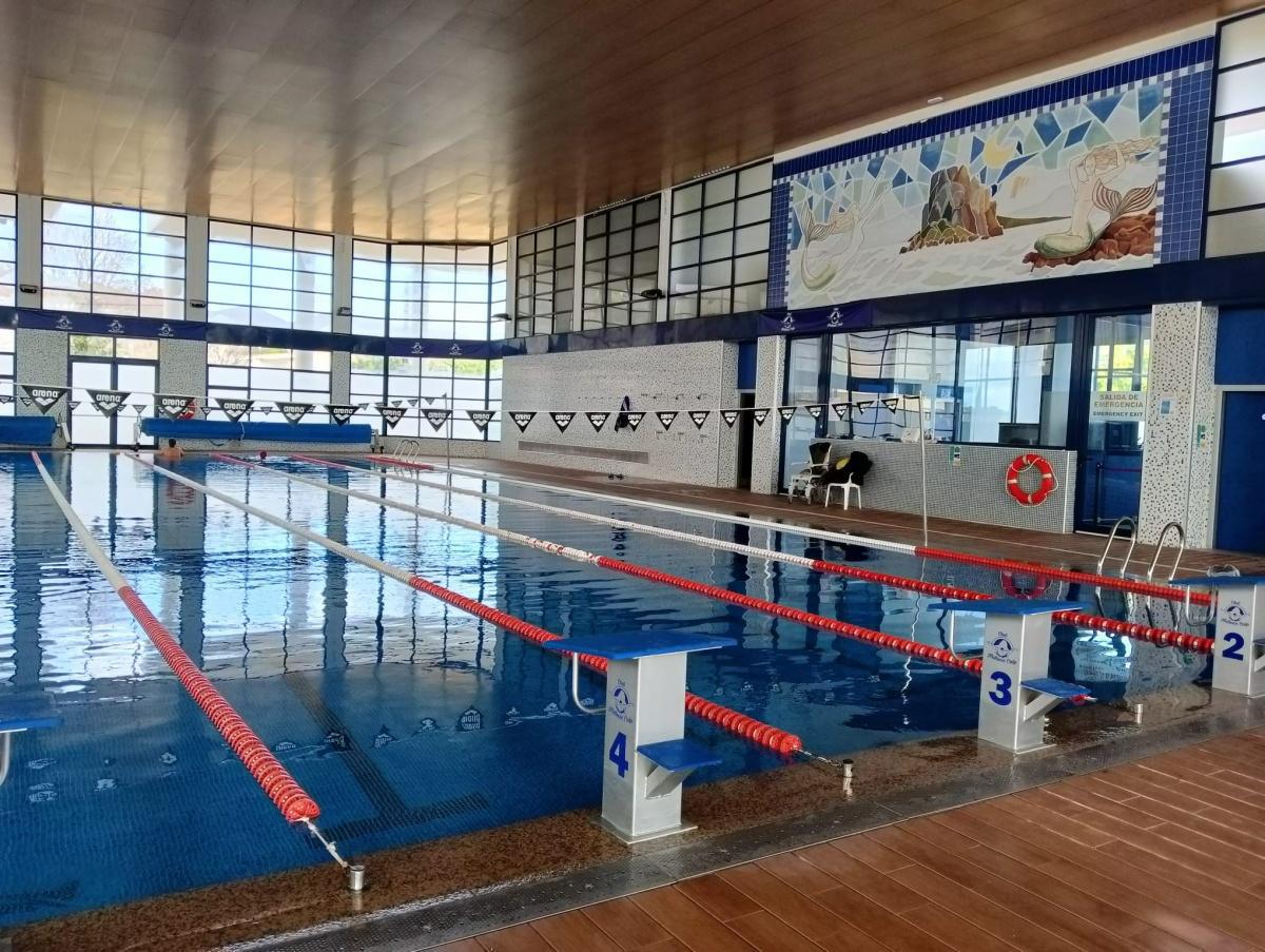Calp licita la instalación de placas solares en la piscina municipal